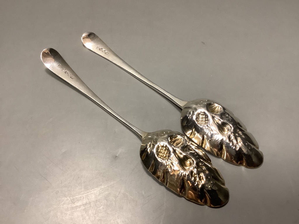 A pair of George III Old English pattern 'berry' spoons, London, 1799/1900, 22cm, 3.5oz.